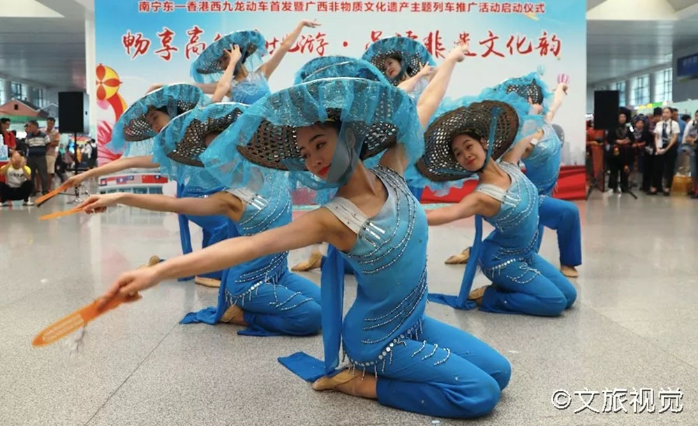 搭乘首發(fā)高鐵，海真珠珍珠粉抵達(dá)東方明珠